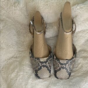 Franco Sarto Snake-Print Slingback flat wedge shoes - Neutral 6.5